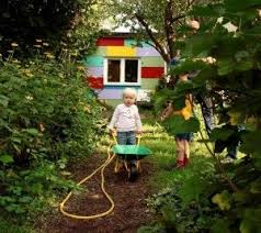 Kleingarten In Berlin Neukollln Von Der Idylle Zum Beton Kleiner Garten Garten Draussen