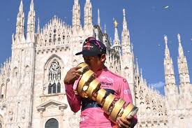 La persecución del día la hicieron deceuninck quick step e ineos grenadiers, poniendo un ritmo fuerte cazando finalmente al grupo de giro de italia. Isizzqq4fdxicm