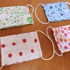 布マスクを親子で愛用しています 肌触りがいい 紙マスク独特の匂いがない 湿度が適度に保たれる と とても気持ちがいいです ウィルス 花粉対策 喉の保湿に重宝しています 布を折り畳んで端二辺を縫うだけ とっても簡単な作り方です 縫う 布 手芸