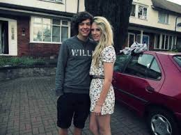 Tutto L Amore Che Ho Per Loro Harry Styles Torna A Londra E Trova Un Po Di Tempo Per Le Fan