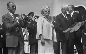 Achterin koningin juliana met het hondje zara. 11 Juli 1967 Koningin Juliana En Prins Bernhard Bezoeken Waddeneilanden Ii De Oranjes