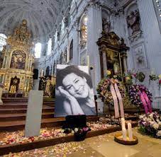 Die produktion mit elmar wepper, hannelore elsner und aya irizuki in den hauptrollen erzählt die geschichte des unheilbar erkrankten rudi, der nach dem unerwarteten tod seiner frau trudi nach japan reist, um vor ort deren versäumtes leben nachzuholen. Hannelore Elsners Urne Wird In Burghausen Beigesetzt Welt