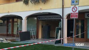 Altre pagine di attivitã commerciali locali. Desenzano Suv Come Ariete Alla Popolare Di Vicenza Di San Martino Colpo Da Migliaia Di Euro