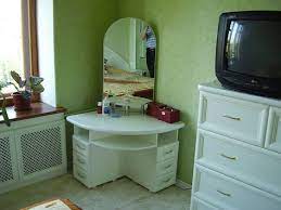 Угловой туалетный столик: стол для спальни и треугольная конструкция для  макияжа, размеры