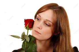 Hermosa Joven Rubia Europea Con Cabello Largo Y Rojo Y Ojos Azules Que  Sostienen La Rosa Sensualmente Foto E Imagen Para Descarga Gratuita