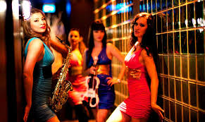 Münchens berühmtester club mit der härtesten tür. Ladies Show Band Leinup Kunstleragentur Munchen