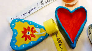 Un bouquet de fleurs en papier Une Petite Boite A Secrets Pour Papa Ou Maman Activites Manuelles Pour La Fete Des Meres Peres Grandir Avec Nathan