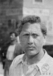 Alberto Sordi sulla spiaggia con la tuffatrice tedesca Ingrid Kramer in  visita sul set del film Tutti a casa