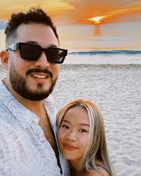 Khách Đức bạo miệng ăn thử bánh mì chấm cùng mắm tôm, người Việt hết hồn