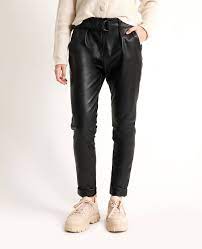 Ce gris armures en cuir d'objet de niveau 24 va dans l'emplacement de jambes. Pantalon En Faux Cuir Noir 140962899a08 Pimkie