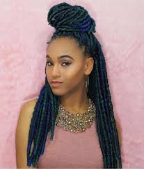 V minulosti bol tento účes nosený iba rôznymi subkultúrami, ale v dnešnej dobe je pomerne bežný medzi širokou verejnosťou. 40 Fabulous Funky Ways To Pull Off Faux Locs