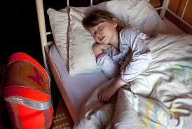 Sollte ihr kind danach nicht ins bett gehen, dann tragen sie es hin, gehen sie wieder hinaus und schließen sie die tür für zwei minuten, dann drei, dann fünf. Tipps Und Regeln Wie Kinder Schlafen Lernen Kolner Stadt Anzeiger
