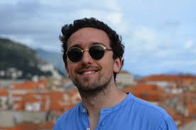 Hello everyone! I'm a transfer student of UCSB🌟 and I am looking for a  lease from august/September to April/May 2025 (in Isla Vista or Goleta if  it's possible) 🙎🏽‍♀️ About me: I