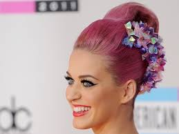 Chi ha una pelle abbastanza chiara, di porcellana, dal sottotono freddo e roseo e con capelli naturalmente color cenere, dovrebbe evitare il . A Chi Stanno Bene I Capelli Rossi Come Scegliere La Tonalita Giusta The Wom Beauty