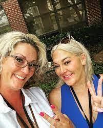 Nicole Hundertmark's Instagram, Twitter & Facebook