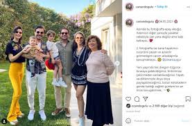 Kenan karaman, kendisinden önce fortuna'da oynayan kaan ayhan'ın methetmesi ile fortuna düseldorf'a geldiğini ancak takımda iki türk futbolcunun olmasının çok keyifli. Aralari Uzun Suredir Kotuydu Beren Saat Kenan Dogulu Nun Annesi Serpil Dogulu Ile Buzlari Eritti Son Dakika Magazin