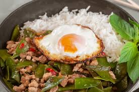 Valitse laajasta valikoimasta samankaltaisia kohtauksia. Moo Pad Kra Pao Scharfes Schweinefleisch Mit Thai Basilikum Und Zuckerschoten Eine Kleine Prise Anna