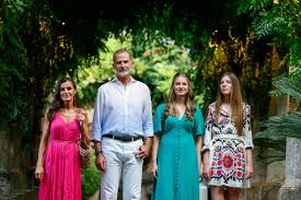 La primera foto de los Reyes con sus hijas en Mallorca: "Es una manera de  promocionar el interior de la isla" | España