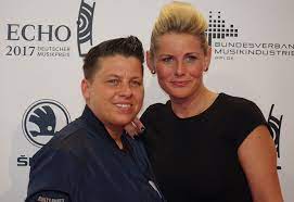 Kerstin ott und karolina köppen heirateten standesamtlich und feierten ihre kleine familie mit rund 60 verwandten und freunden. Kerstin Ott Familie Und Kinder Schlager De