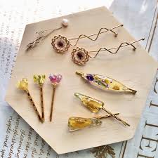 手作髮夾第二話 一字型小扁夾系列 每個都有小花點綴 除了少女最愛的鴨嘴夾外 這次選用了不同形狀的金具搭配 每個都很特別 可愛 也非常適合小朋友日常外出搭配喔 活動放送中