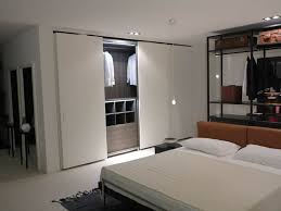 Kabinet laminat yang mudah dibersihkan memegang bekalan sekolah, serta produk pembersih dan alat tangan untuk perbaikan. Kabinet Untuk Bilik Tidur Kecil 43 Foto Almari Pakaian Yang Padat Dan Luas Untuk Bilik Tidur Idea Pilihan