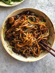 Jajangmyeon Koreanische Nudeln Mit Schwarzer Bohnensauce Hip Foodie Mama Koreanisches Essen Koreanische Nudeln Rezepte