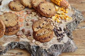 Avena, chicchi di cioccolato fondente belga, cubetti di mela, cereali, nocciole in un goloso e croccante biscotto muesli… la bontà autentica di una ricetta ricca di gusto e di fibre! Biscotti Ai Cereali E Legumi Con Gocce Di Cioccolato 2 Amiche In Cucina