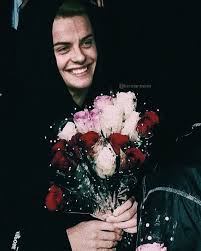 Most guys seem to feel that receiving flowers from a woman is flattering, and the gift provides them of course, like all things, the true determining factor is the guy himself, the giver, and the circumstances. 547 Curtidas 8 Comentarios Herman Br Hermantmms No Instagram What Kind Of Flower Does She Like Chris And Eva Cute Boys Cute Guys
