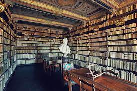 Nella piazza giacomo leopardi, piazza principale di recanati dove si erge la statua del poeta, si trova la torre civica, al cui interno è possibile ammirare le foto della città per vedere com'era anticamente e, salendo in cima alle scale, è possibile ammirare lo splendido paesaggio a 360 gradi. Casa Leopardi Recanati Italy Famous Home And Library Of The Italian Poet And Thinker