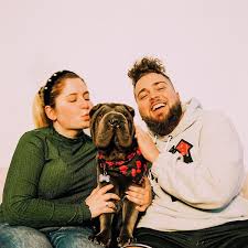 Portuguese youtube star who typically posts food and comedic videos to her channel. Wuant E Owhana Terminam Namoro E Fazem Video A Explicar Tudo Ela Ja Saiu De Casa