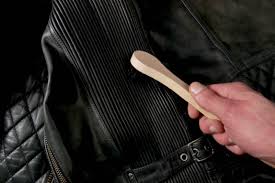 Comment faire pour réparer ça? Comment Bien Nettoyer Son Blouson Moto En Cuir Un Cuir Bien Entretenu