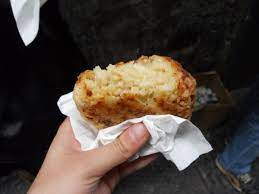 Il timballo di pasta fritto è uno street food napoletano fatto con i bucatini, besciamella e tanti ingredienti che arricchiscono il sapore di questi piccoli. Ricetta Delle Frittatine Di Pasta Alla Napoletana