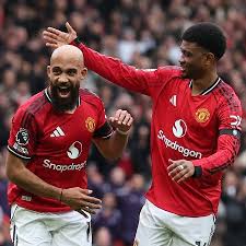 Inglês: United aproveita expulsão, bate Tottenham e vence a quarta seguida