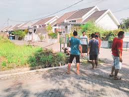 Kalimat tersebut singkat, namun maknanya dapat tergambar dengan sangat jelas. Kerja Bakti Warga Rt 7 Perumahan Taman Permata Indah Taman Permata Indah Rt 7 Rw 4