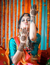 35 Trending Mehndi Photos You Must Bookmark To Your Gallery Shaad Indian Wedding Photography Poses Bridal Photography Poses Wedding Couple Poses Photography