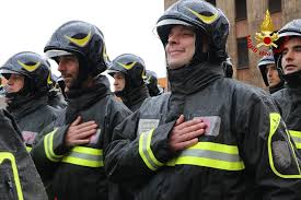 Le qualifiche del corpo nazionale dei vigili del fuoco individua la gerarchia delle qualifiche del corpo. Giuramento 86 Corso Vigili Del Fuoco Vigilfuoco Tv