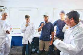 Se hace el nacional y popular tomando mate, mientras se dedica a hacer pelota todo lo que toca. Axel Kicillof Tomando Mate Con Los Trabajadores De Facebook