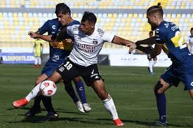 Everton llega al área de colo colo con un centro desde la derecha de matías leiva y el portero sigue dominando everton, se resguarda colo colo. Jue2v8to0gokum