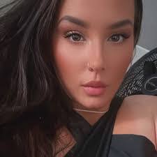 Amanda Saucier's Instagram, Twitter & Facebook