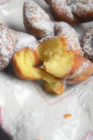 Plonger les bugnes dans la friture, les retourner 1 fois et les égoutter sur du papier absorbant. Bugnes Extra Moelleuses Recette De Beignets