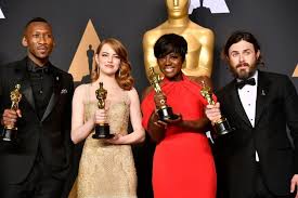 Le réalisateur du film « moonlight », barry jenkins, brandit l'oscar du meilleur film qui lui revient finalement. Cinema Aux Oscars Moonlight Sacre Meilleur Film Apres Une Grosse Bourde Actu