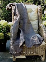 Codes promo, ventes flash, livraison offerte, trouvez le produit de vos rêves à prix réduit ! Tagesdecke Plaid Tischdecke 150x150 Grau Boutis Landhaus Shabby Country Tagesdecke Tagesdecke Gesteppt Tischdecke