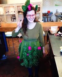 Kaktus kostüm selber machen | kostüm idee zu karneval, halloween & fasching. Diy Cactus Halloween Costume Idea For Women Girls Halloween Kostume Fur Madchen Kostume Selber Machen Halloween Kostum Selber Machen