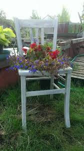 Une Chaise Percee Une Bassine Emaillee Des Fleurs En Potee Une Deco De Jardin Deco Jardin Chaise De Jardin Jardins