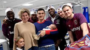 Antonio rudiger et son masque, une blessure pas si rare au foot. Premier League Clubs Spread Festive Cheer