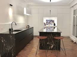Cuisine Meubles Noir Et Blanc Novy Nemo Lumiere Chaises Ampm Paul Benjamin Idee Deco Cuisine Ouverte Cuisine Haut De Gamme Cuisine Moderne