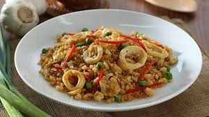 Yuk sekarang cobain resep nasi goreng rempah kambing berikut ini.seperti judulnya, nasi goreng rempah ini menggunakan aneka bumbu rempah yang cukup banyak.walaupun banyak, bukan berati sulit untuk membuatnya lho, karena siapapun bisa membuatnya tanpa harus memiliki skil memasak yang lebih.ingin segera mencoba membuatnya? Resep Nasi Goreng Cumi Ala Bunda Dijamin Suami Suka