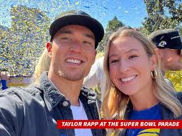 Stranded Rams Players Catch Ride From Fan To LAX After Super Bowl Parade