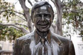 Twins remove statue of ex-owner over his 1978 racist remarks