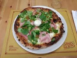 Preparare una marmellata in casa garantisce l'assenza di conservanti e la sbucciate i fichi e tagliateli grossolanamente, aggiungete la buccia di limone tritata finemente e infine il succo di limone. Pizza Con Mozzarella Di Bufala Tuma Valeriana Mortadella Bolognese E Confettura Di Fichi Picture Of Divino In Gusto Sicily Tripadvisor